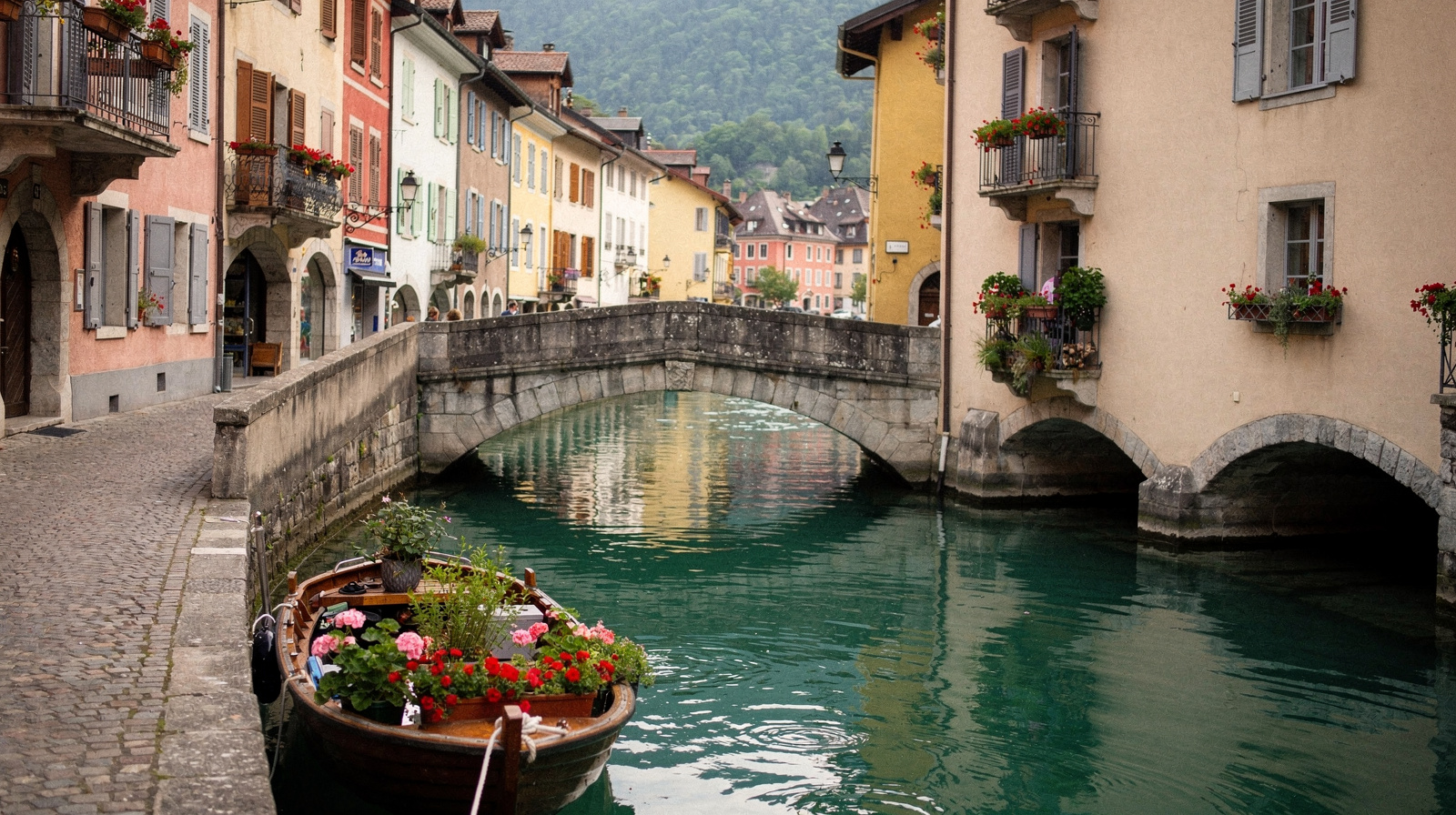 One Day in Annecy from Geneva: Canals, Old Town and the Lake